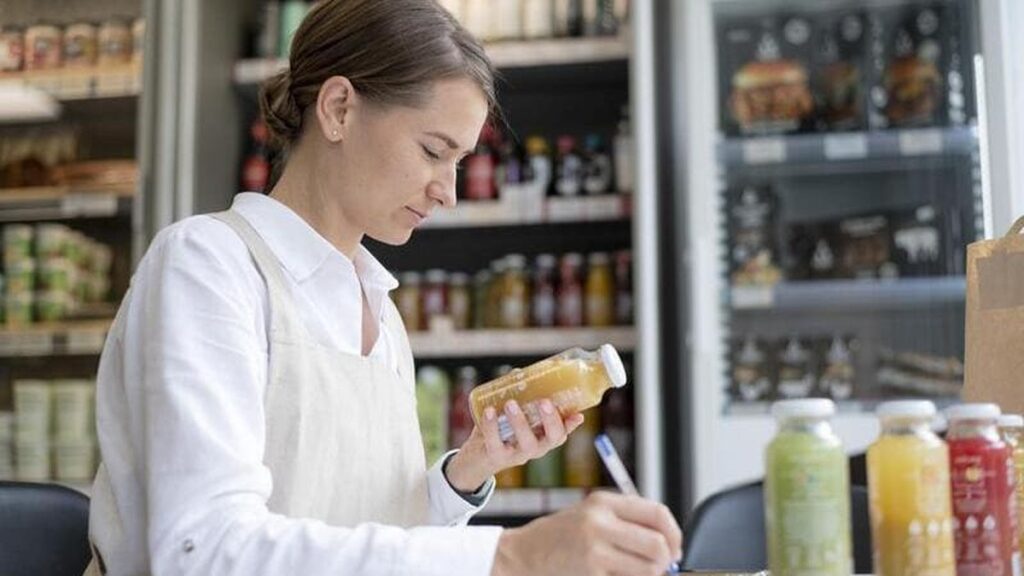 Persona controlla l'etichetta di un prodotto al supermercato
