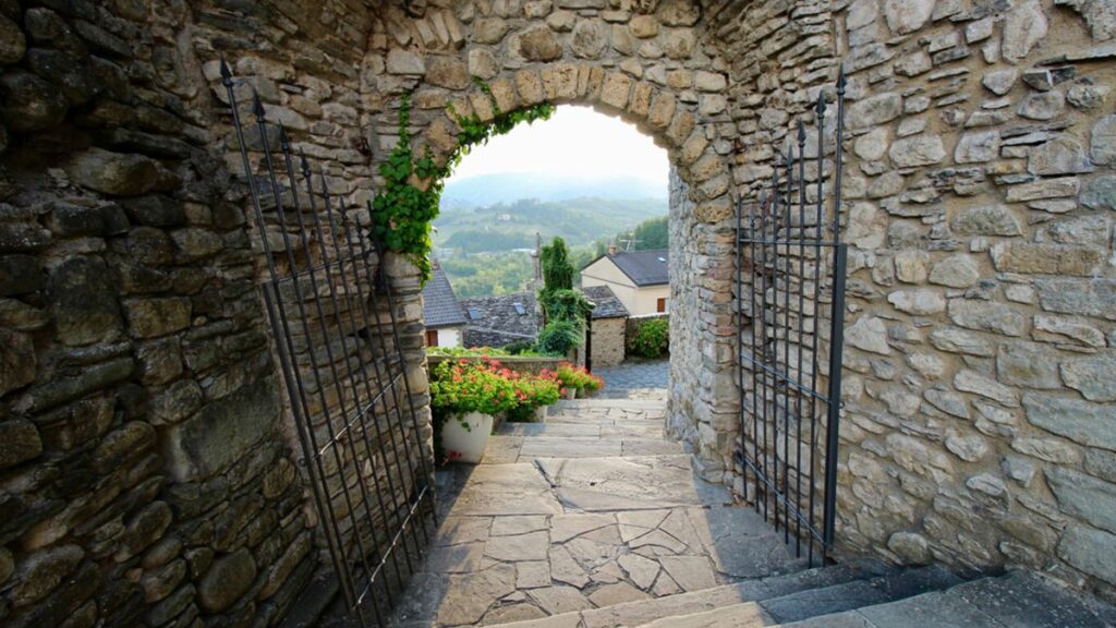 Civita di Bagnoregio sulla cima della roccia con il ponte al tramonto