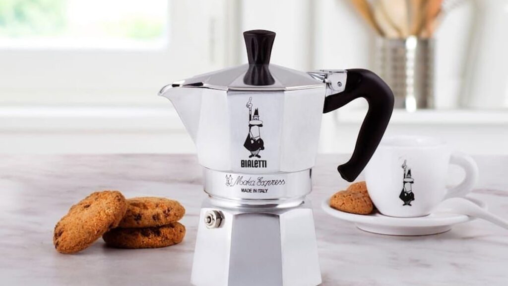 Moka Bialetti sul fuoco con vapore che esce dalla cucina