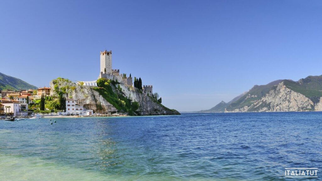 Angolo nascosto del Lago di Garda con barca e cipressi