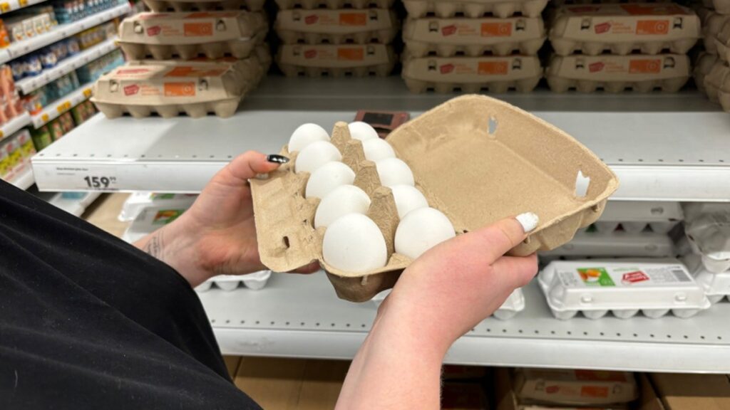 Le uova per la Pasqua i venditori furbi le scelgono solo in questo modo: ricorda il trucco