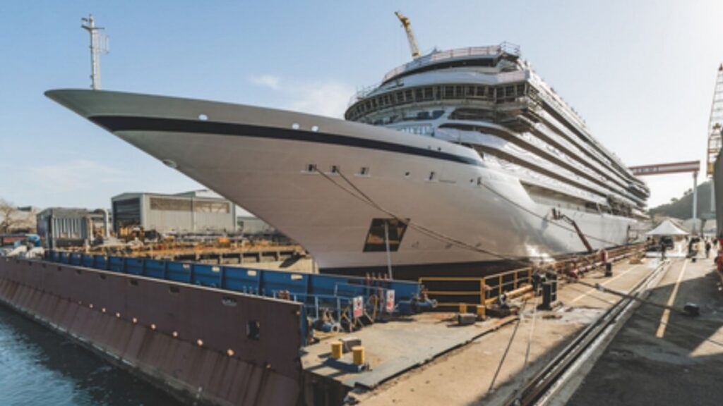Nave da crociera moderna nel porto costruita da Fincantieri