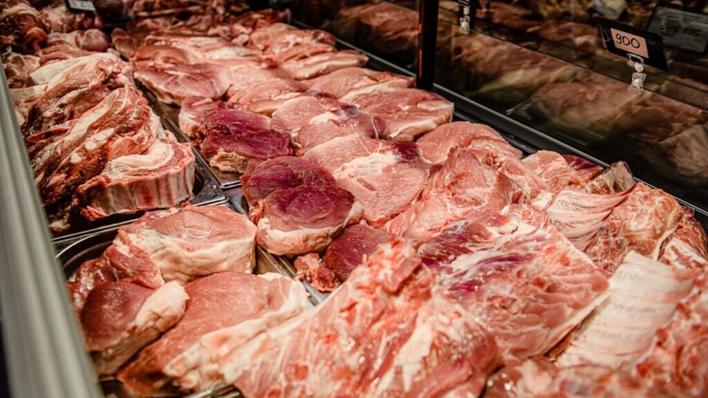 Taglio di carne economico arrosto sul tagliere di legno