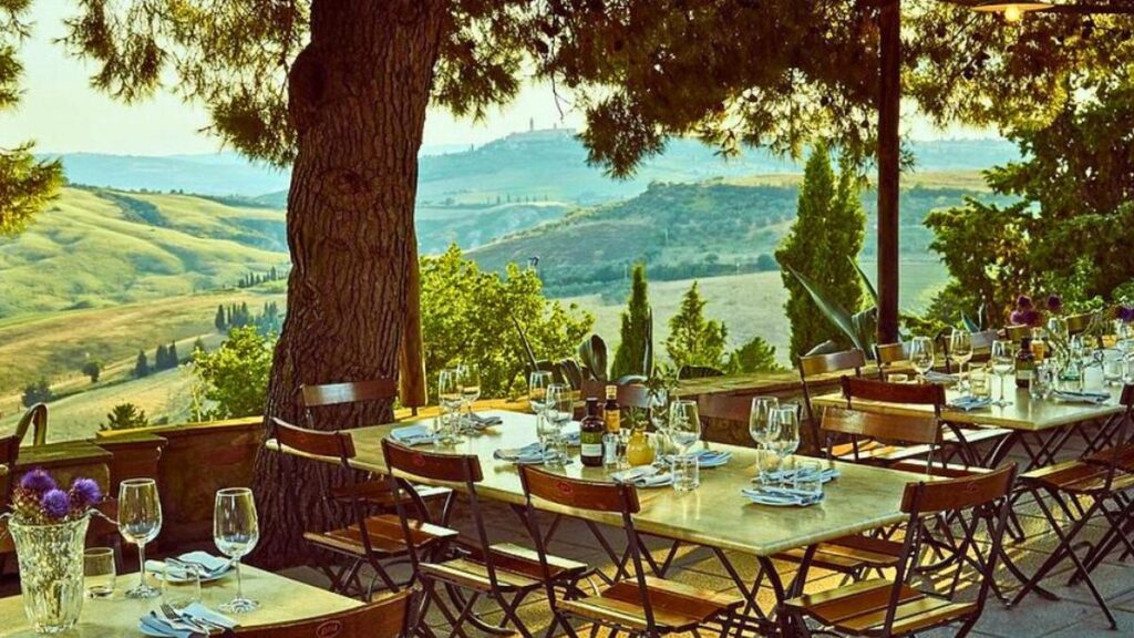 Piatto di pasta in una trattoria toscana con vista sulle colline